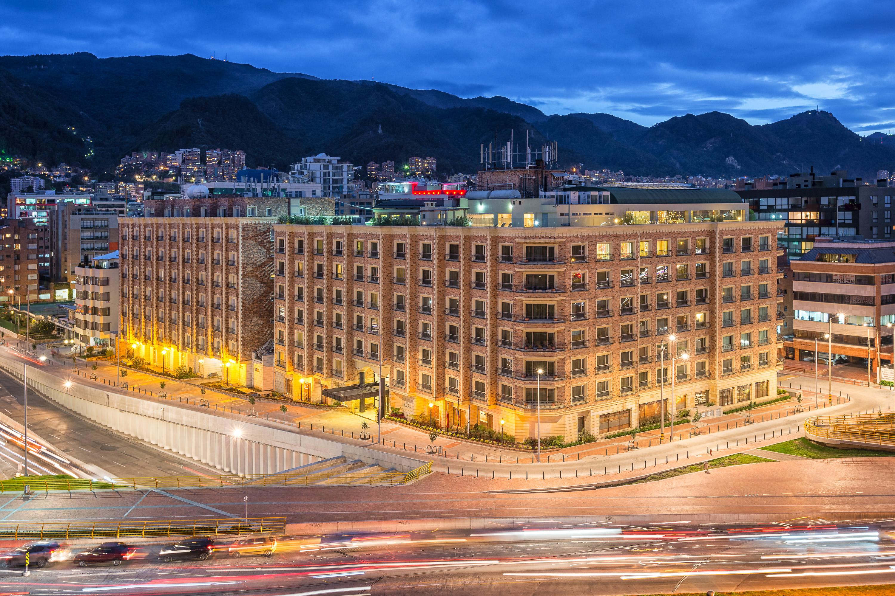 Casa Dann Carlton Hotel & Spa Bogota Exterior photo The hotel at night